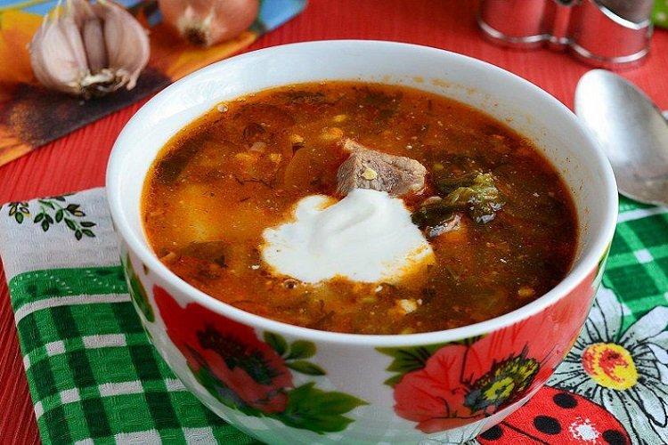 Зеленый борщ с грибами и щавелем