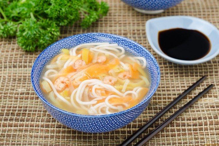 Суп с курицей, креветками и вермишелью
