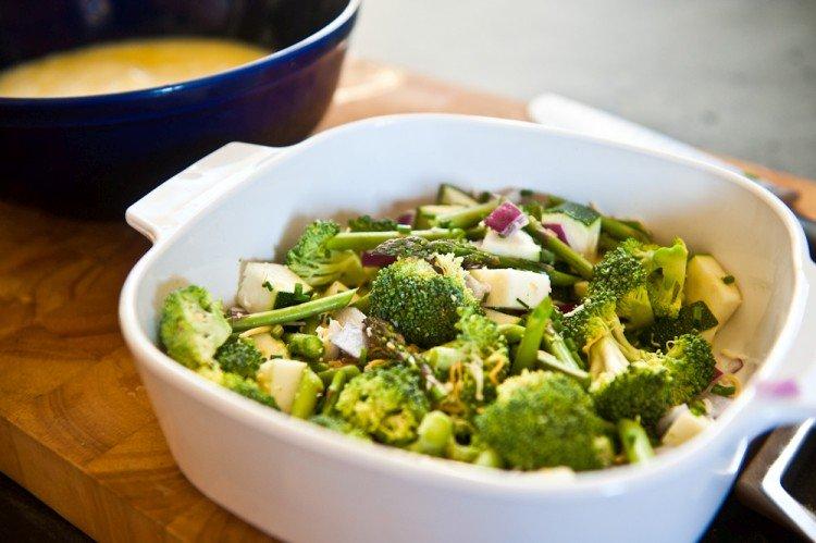 Окрошка на кефире с брокколи и спаржевой фасолью