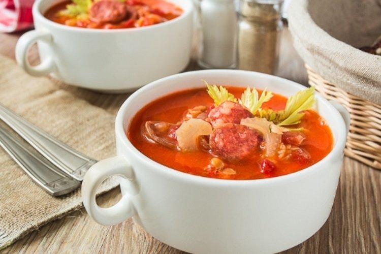 Суп с копчеными колбасками и яйцом