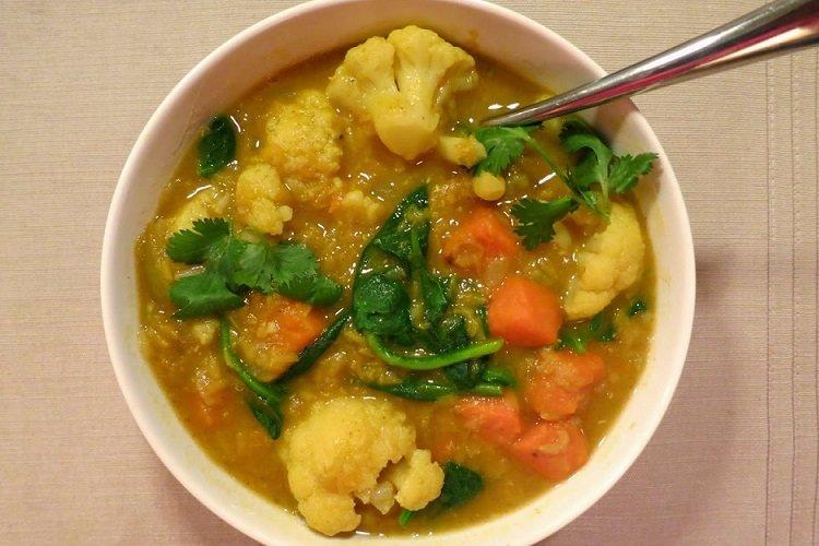 Суп с цветной капустой и яйцом