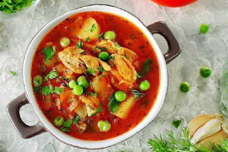 Борщ с курицей и молодым горошком