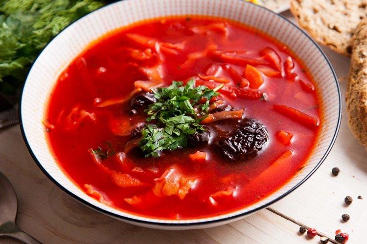 Борщ с черносливом и копченой курицей