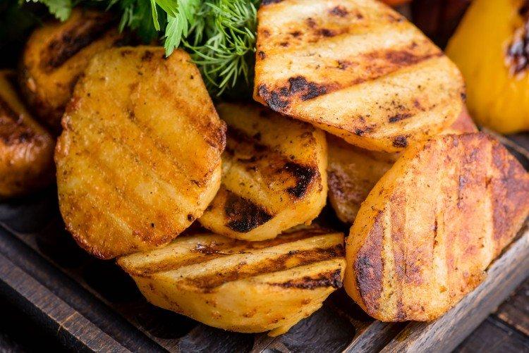 Картошка на решетке