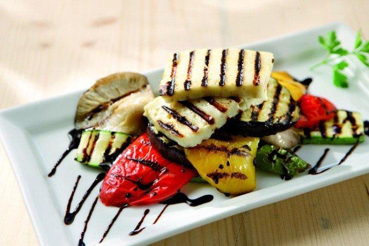 Овощи с сыром халуми