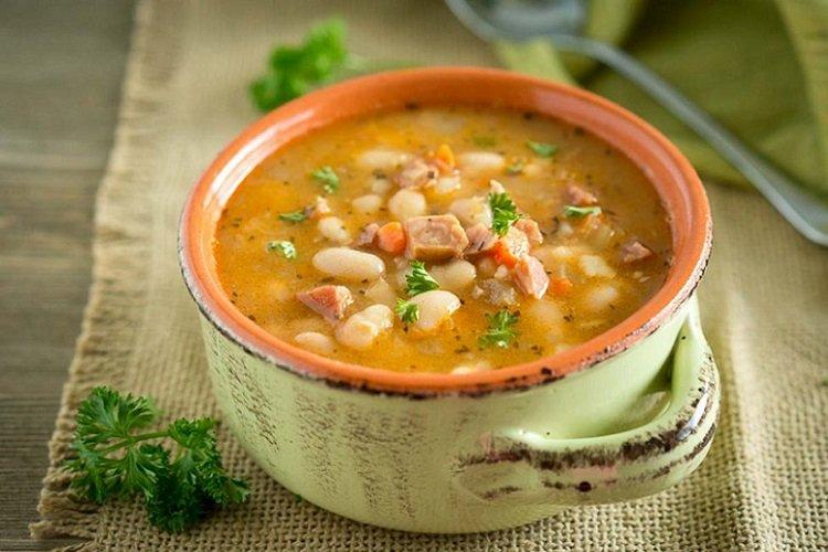 Суп с бобами и колбасой