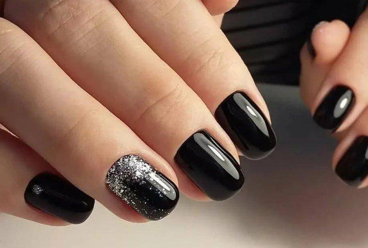 Темный летний маникюр 2021