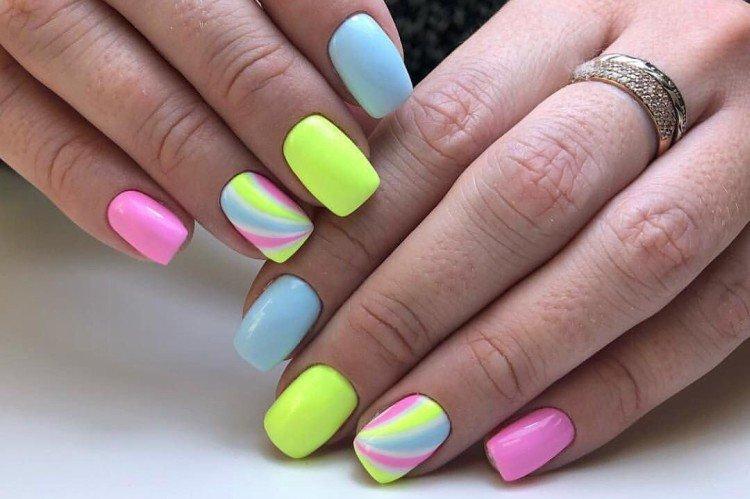 Разноцветный летний маникюр 2021