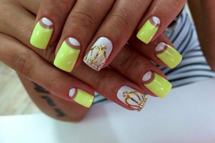Лунный маникюр на лето 2021