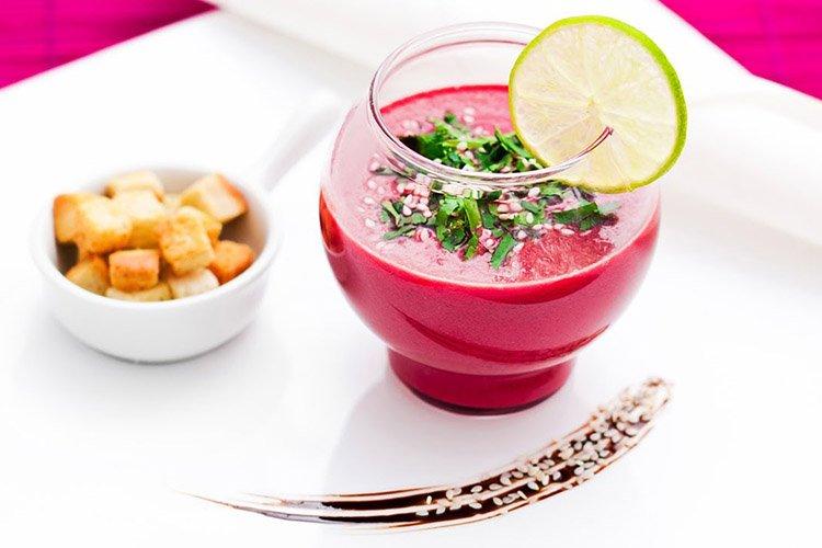 Холодный суп-пюре со свеклой и яблоками