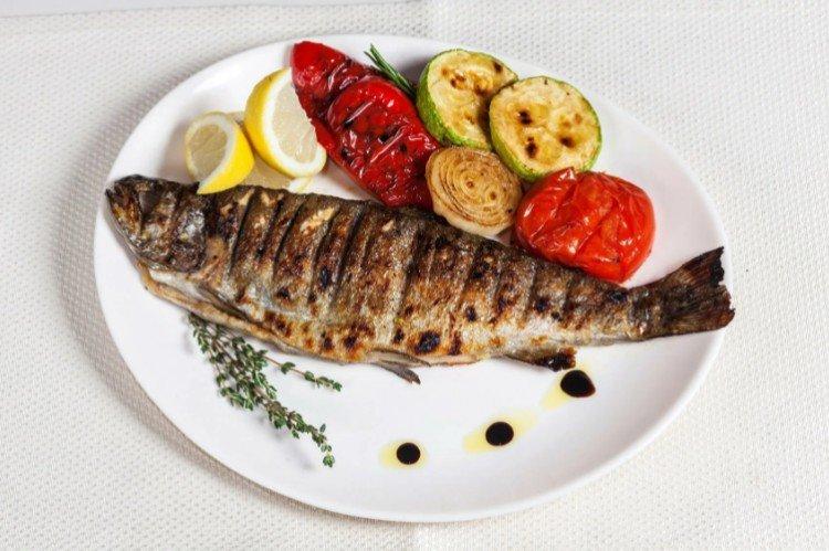 Форель с овощами на мангале
