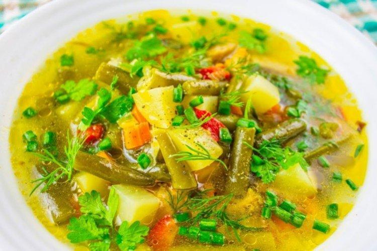 Суп рисом, крапивой и стручковой фасолью