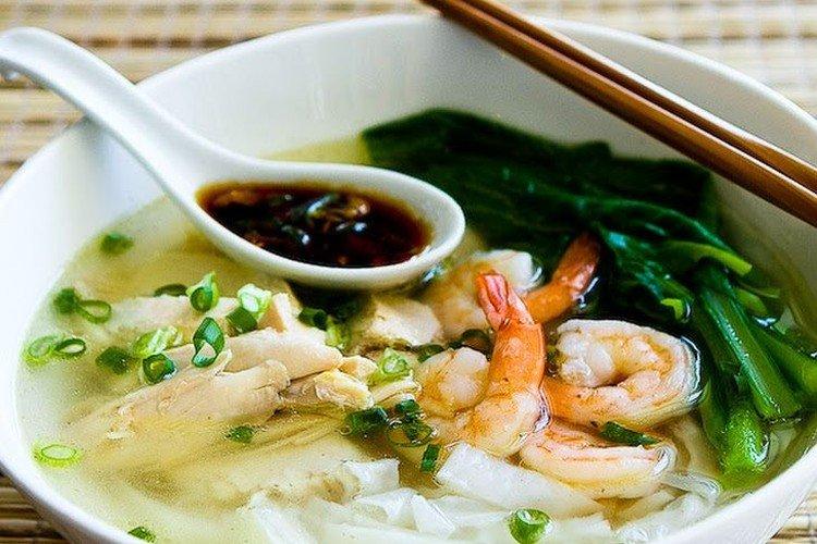 Куриный суп с лапшой и морепродуктами