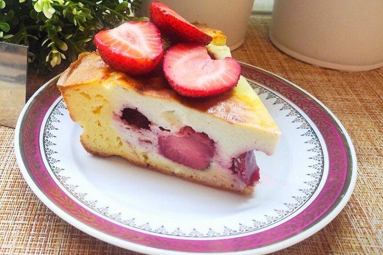 Творожная запеканка с клубникой и манкой