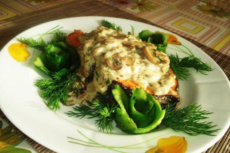 Форель с грибами в духовке