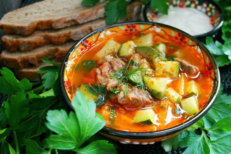 Шурпа с говядиной, кабачками и сладким перцем