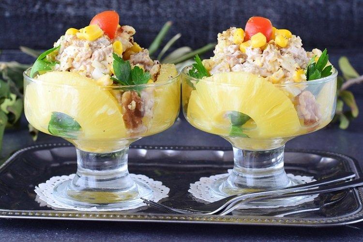 Салат с ананасом, орехами и ветчиной