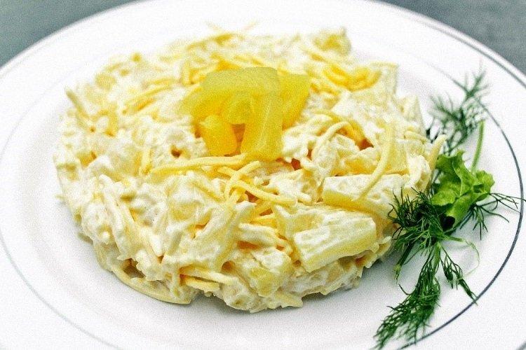 Салат с ананасом и сыром