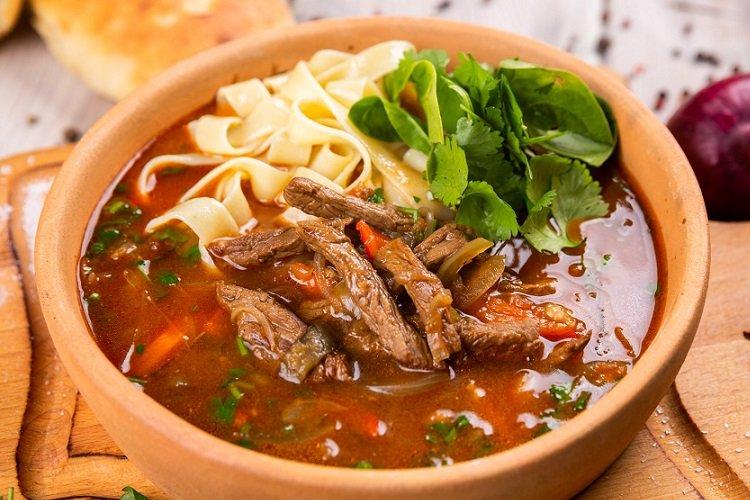 Шурпа с лапшой и бараниной