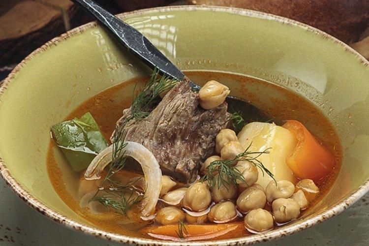 Шурпа с нутом и бараниной