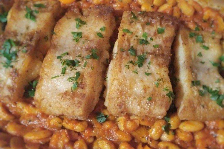 Запеченная рыба с фасолью в духовке