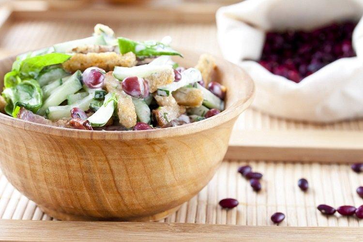 Салат из огурцов, фасоли и сухариков