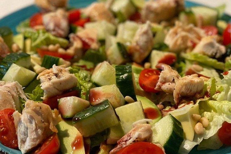 Салат из фасоли, сухариков и свежих овощей