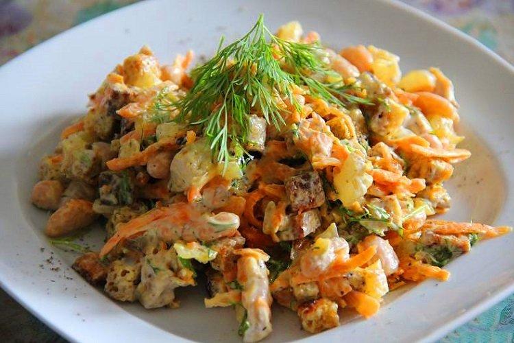 Салат из корейской морковки, сухариков и фасоли