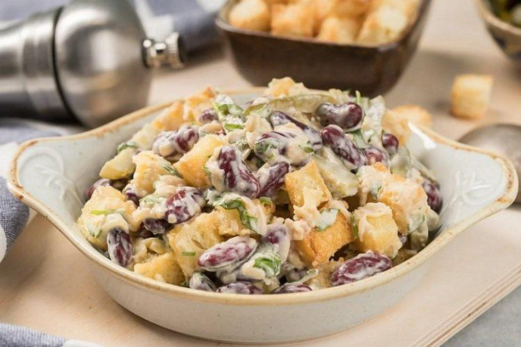 Салат с сыром, фасолью и сухариками