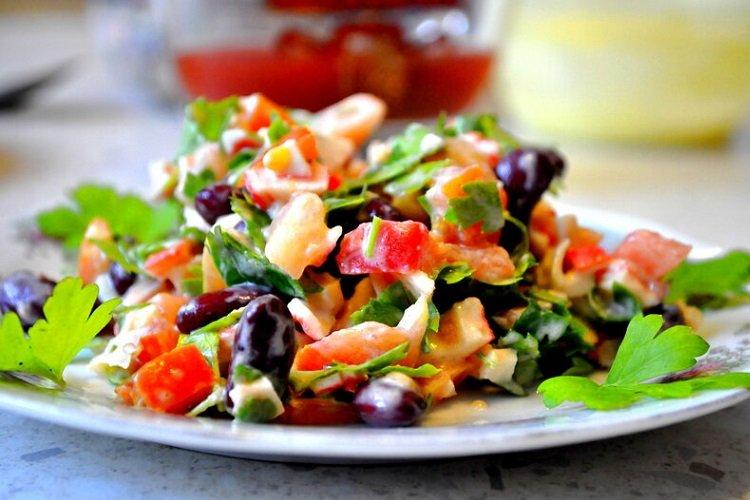 Острый салат с красной фасолью и сухариками