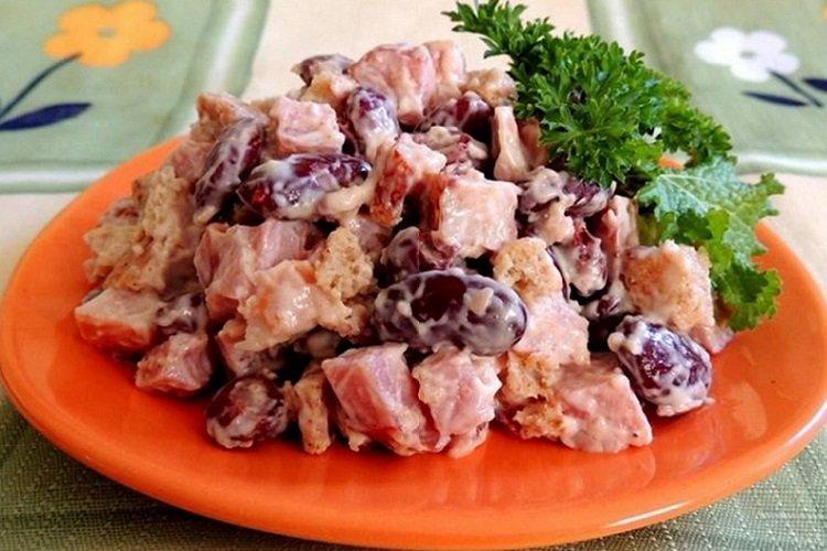 Салат с ветчиной, луком, фасолью и сухариками