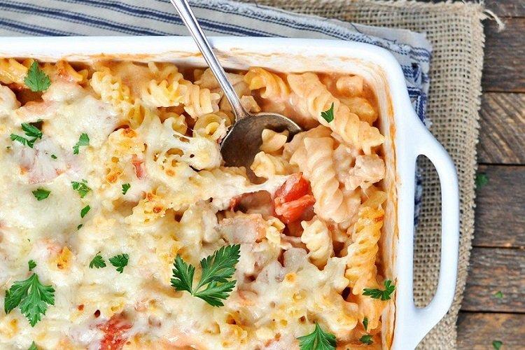 Запеканка с курицей, макаронами и сладким перцем