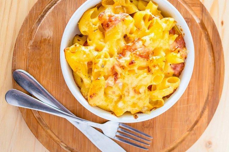 Запеканка с беконом, макаронами и сыром