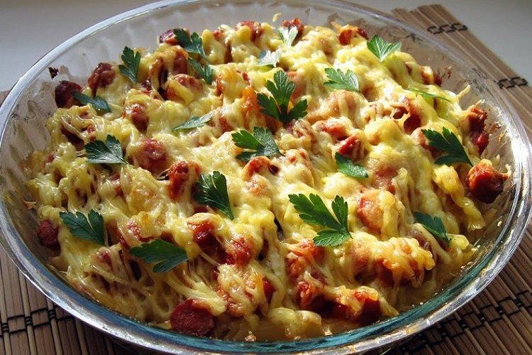 Запеканка из сыра, макарон и сосисок