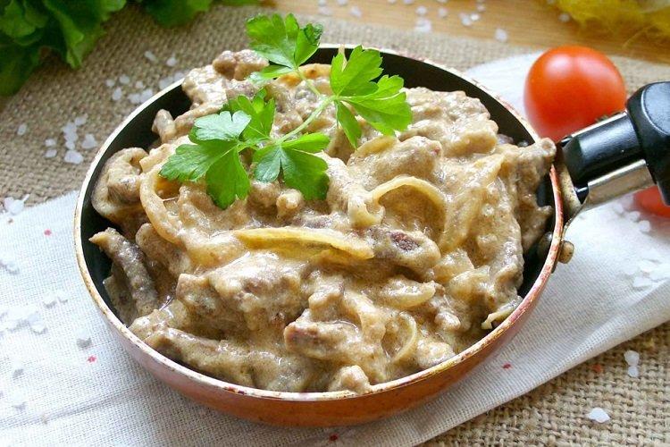 Бефстроганов из свинины: 15 быстрых и вкусных рецептов