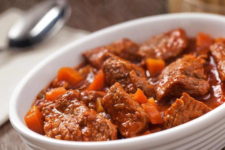 Бефстроганов из свинины с красным вином