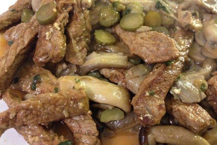 Бефстроганов из свинины с солеными огурцами и грибами