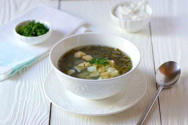 Зеленый борщ с кефиром и рисом