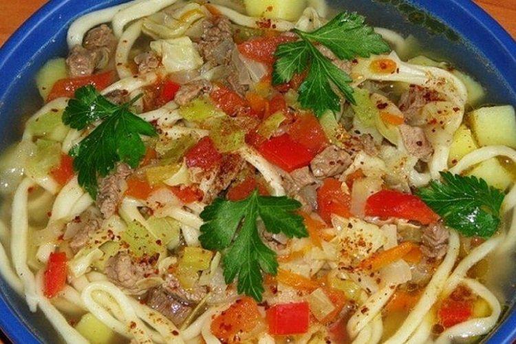 Лагман с солеными огурцами и говядиной