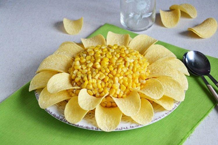20 салатов с чипсами, которые разнообразят ваше меню
