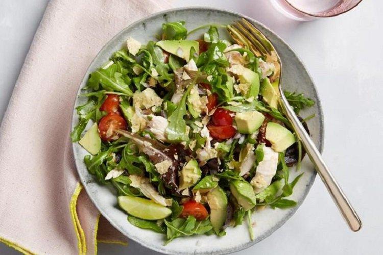 Салат с авокадо и чипсами