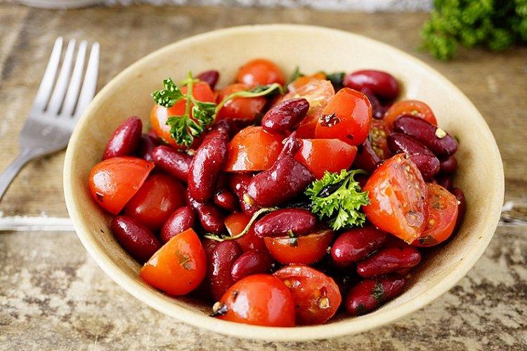 Салат с красной фасолью и помидорами