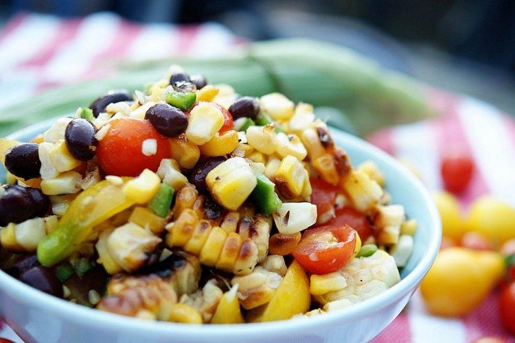 Салат с жареной кукурузой и красной фасолью