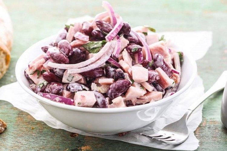 Салат из красной фасоли, ветчины и лука