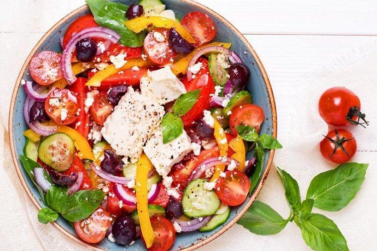 Салат из феты, красной фасоли и овощей