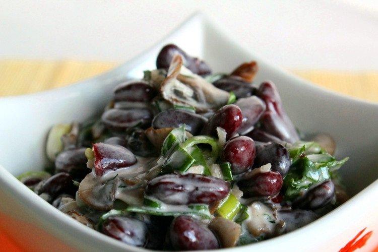 Салат с маринованными грибами и красной фасолью