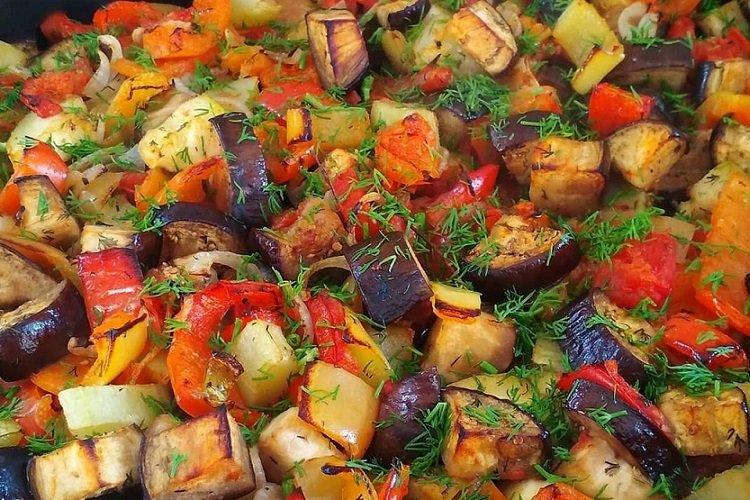 Баклажаны с овощами, запеченные в рукаве