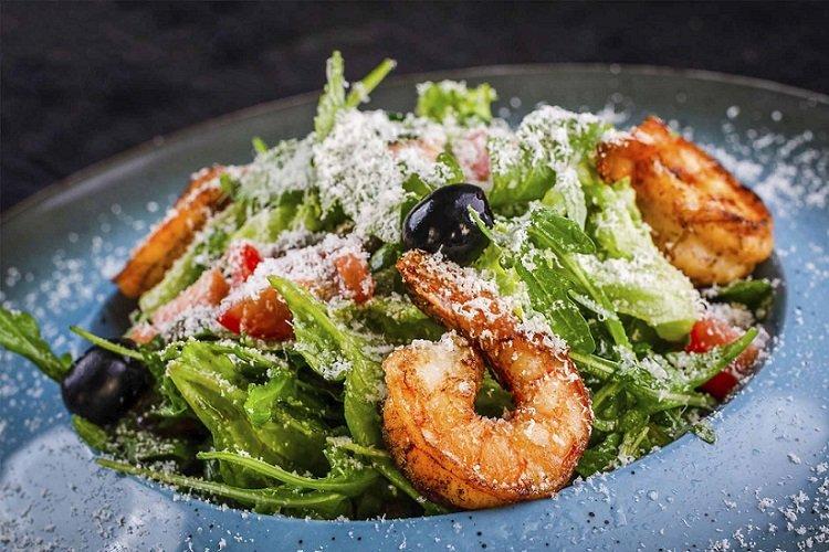 Салат из рукколы, креветок и оливок