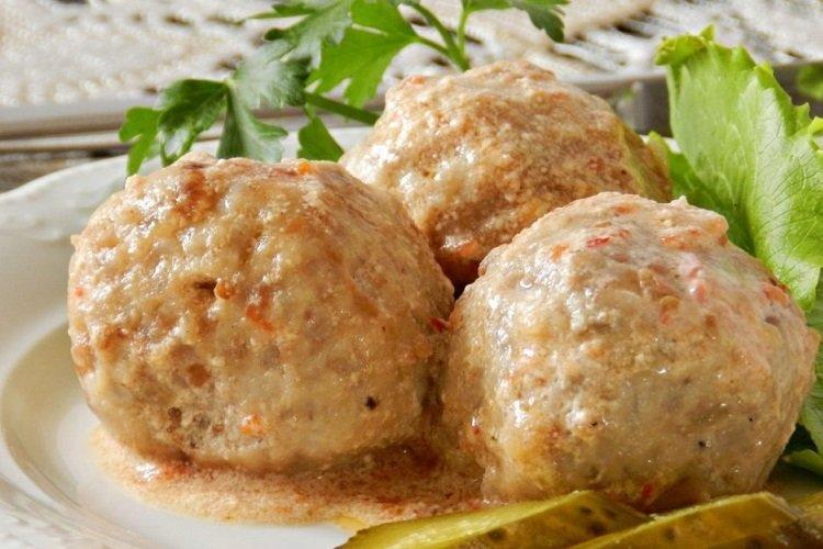 Тефтели с манкой, тушенные в сметанном соусе