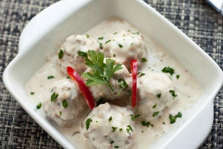 Тефтели со сметанным соусом в кастрюле